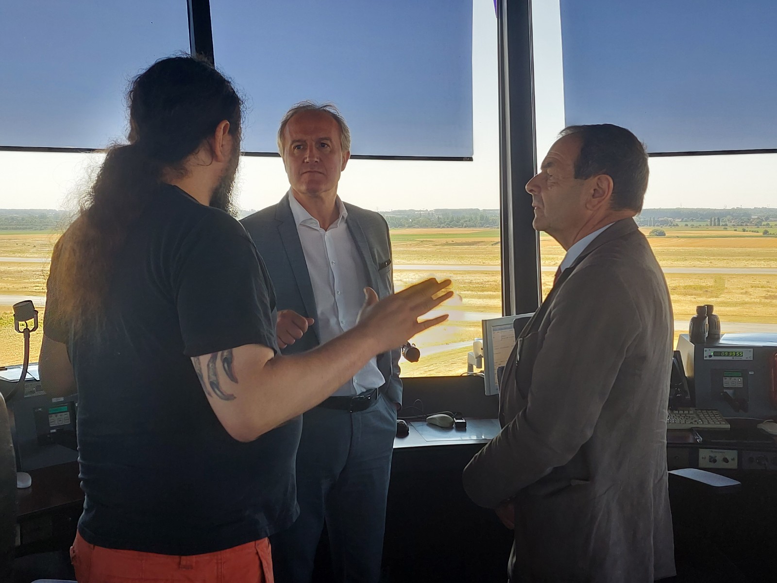 Phoyo de Pierre Monzani et Christophe Coulon, à l'intérieur de la tour de contrôle de l'aéroport de Lille-Lesquin, en compagnie d'un employé