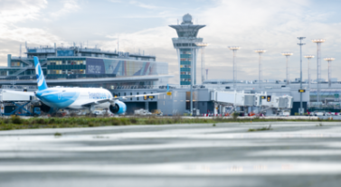 Photo du terminal et de la tour de contrôle de l’aéroport de Paris – Orly.