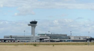 Vue de la tour de contrôle de l'aéroport de Bordeaux depuis la route circulaire