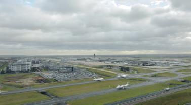 Vue des pistes et des aérogares depuis la tour de contrôle du Centre Aéroportuaire de la Navigation Aérienne (DGAC - DSNA)