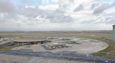 Vue des pistes et aérogare depuis la tour de contrôle de Paris-Charles-de-Gaulle 