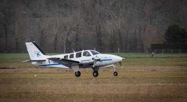 Avion de tourisme au décollage sur la piste d'un aéroclub