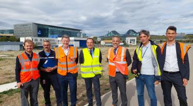 Pierre Monzani, en compagnie de Sébastien Couturier et des collaborateurs de l'aérodrome