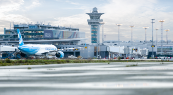 Photo du terminal et de la tour de contrôle de l’aéroport de Paris – Orly.