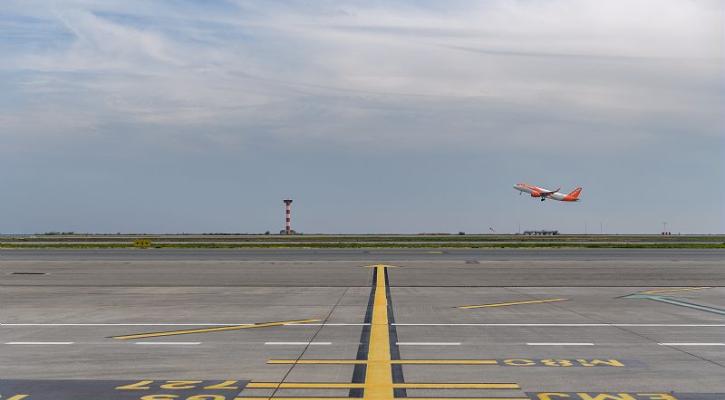 La prévention des risques de non respect des règles de protection environnementale associées aux procédures d'approche et de départ des aéroports est une question importante pour réduire les tensions locales et gagner la confiance des territoires. avion au décollage