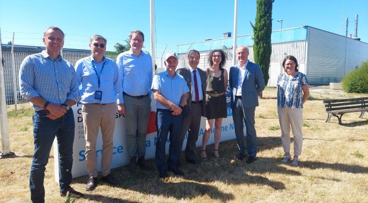 Photo de la délégation d'accueil avec Pierre Monzani, Christophe Coulon, Céline Charley, Jean-Jacques Deschamps et Yves Coquerelles devant le bâtiment du service de la navigation aérienne à Lille-Lesquin.