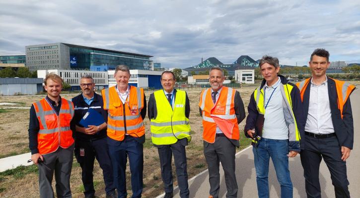 Pierre Monzani, en compagnie de Sébastien Couturier et des collaborateurs de l'aérodrome